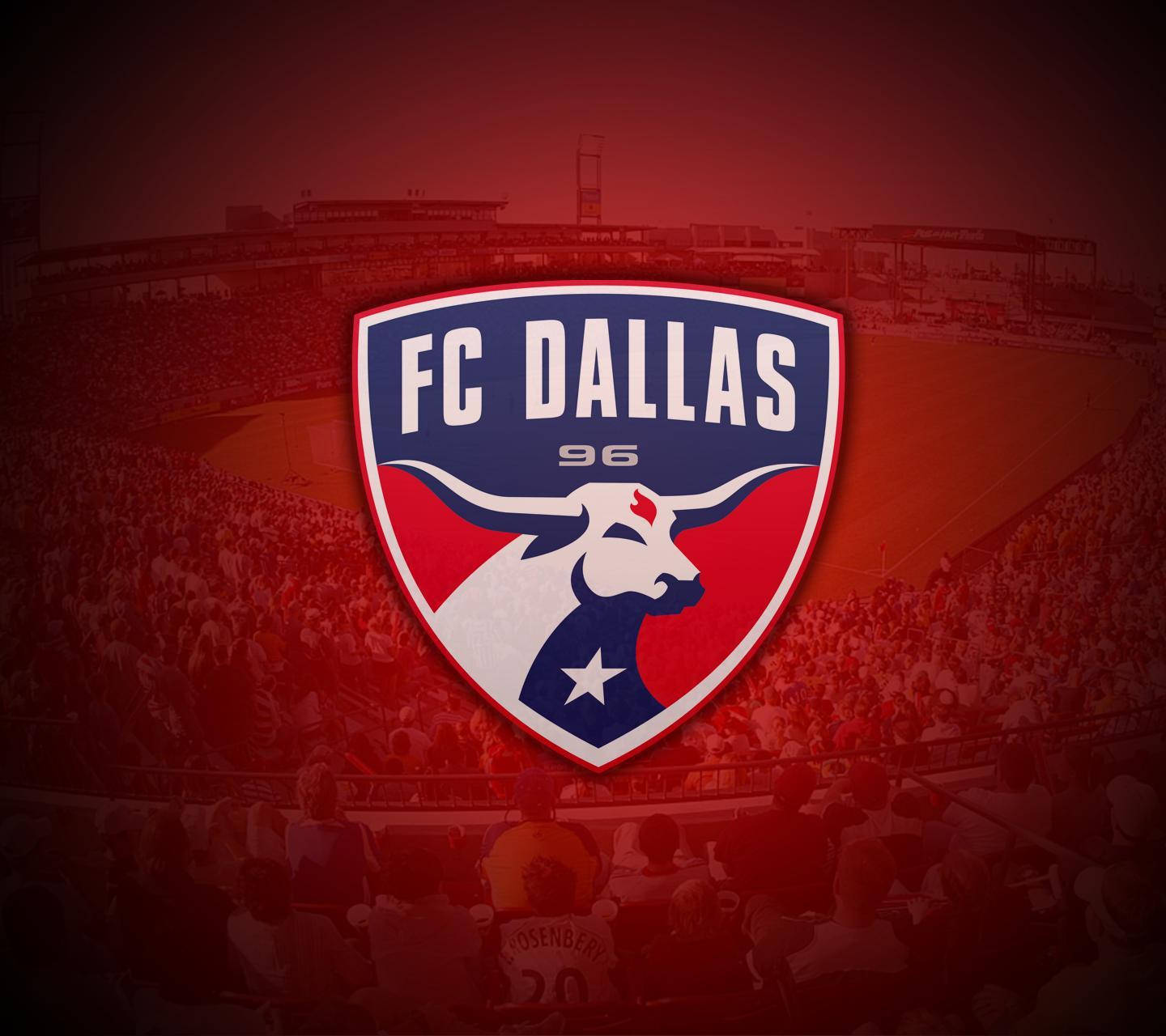 運動 桌布 壁紙 — FC Dallas 標誌突出顯示在一個充滿歡呼粉絲的紅色調體育場上方。