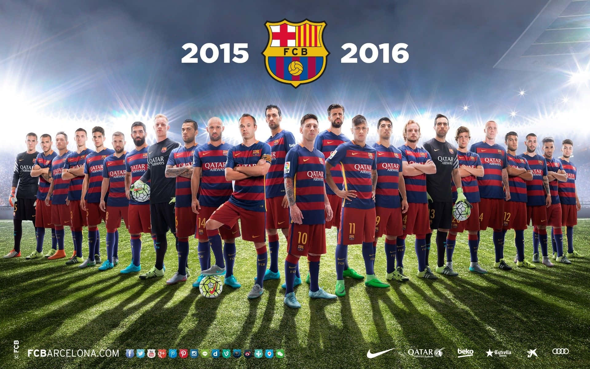 Fc Barcelona Desktop 桌布 壁紙 — FC巴塞隆納足球隊在2015-2016賽季，於明亮的球場燈光下，在充滿活力的綠色球場上，自信地穿著藍紅間條球衣擺姿勢。