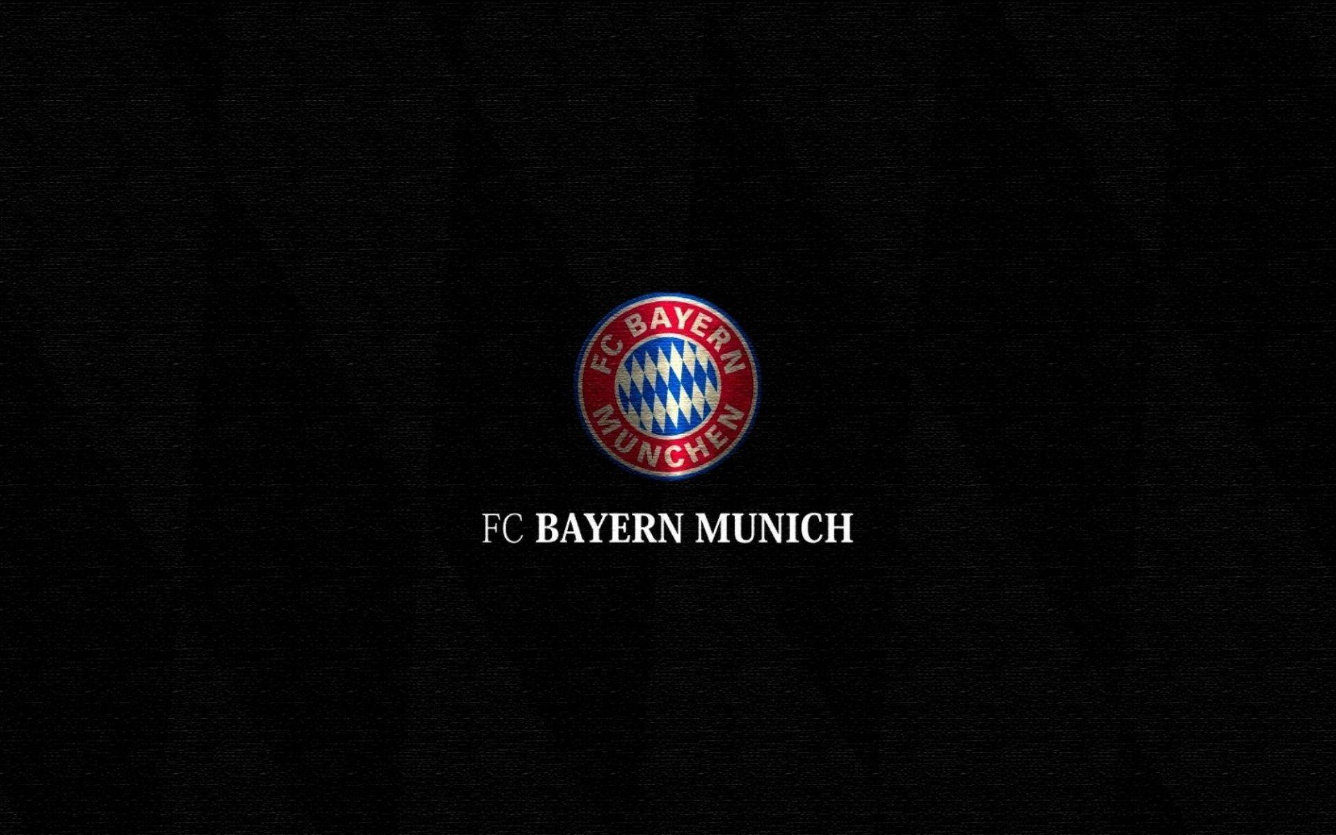 Bayern 桌布 壁紙 — FC拜仁慕尼黑標誌居中於有紋理的黑色背景上，下方以白色文字顯示球隊名稱。