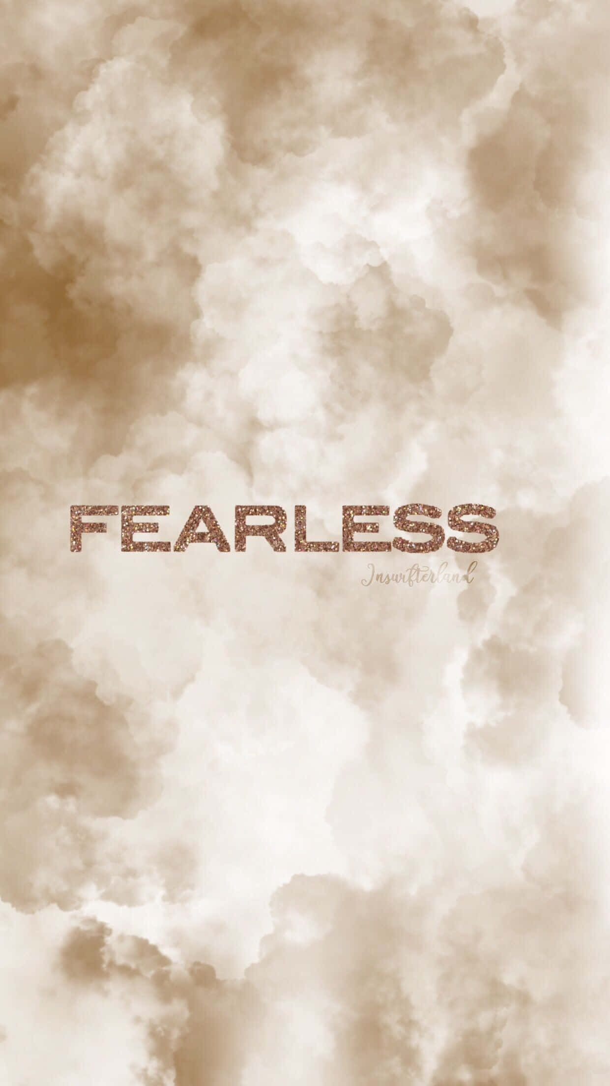 泰勒絲 桌布 壁紙 — 「fearless」這個字在柔和的懷舊色調雲層背景上閃爍著古銅色光芒。