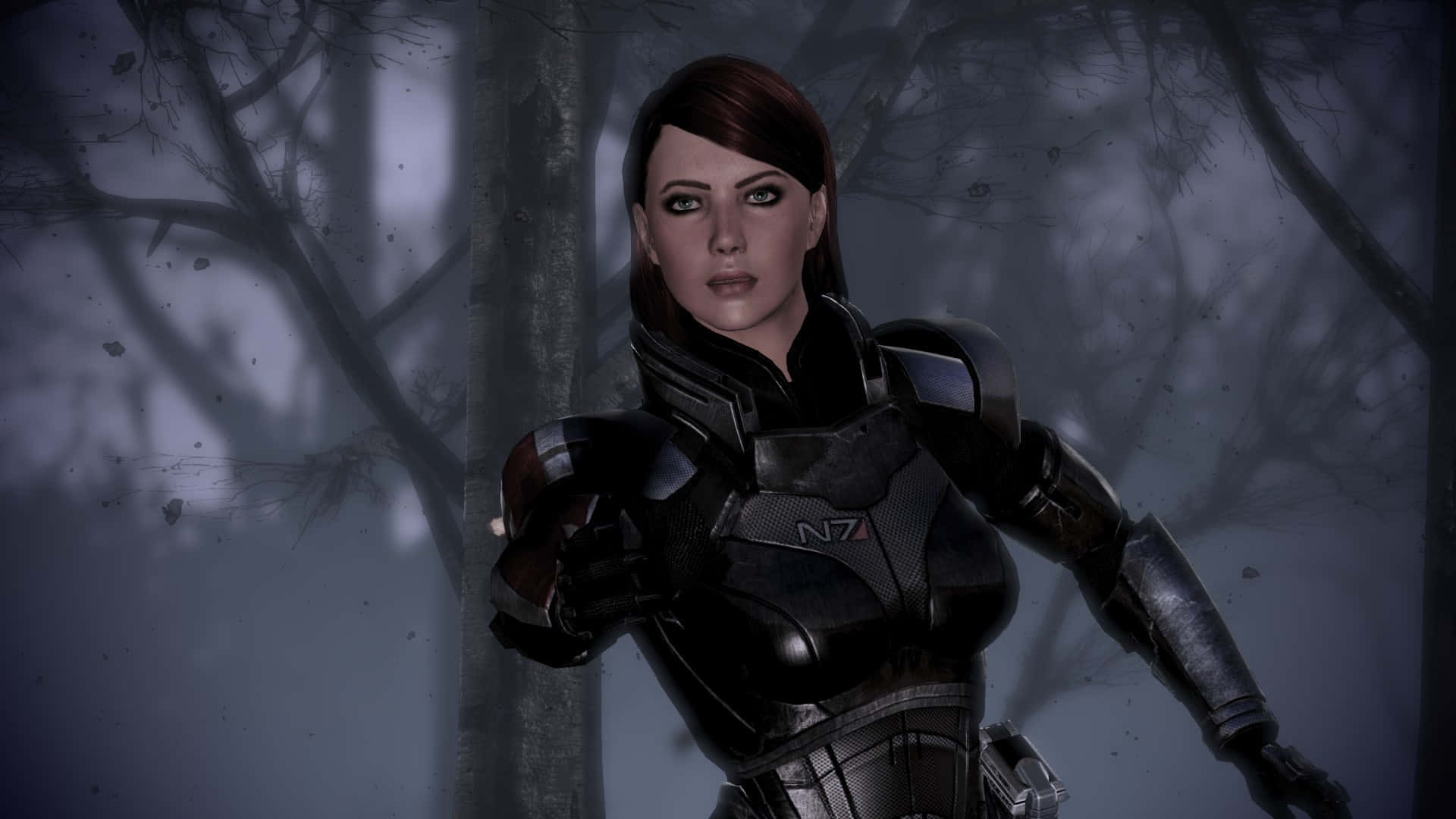 Mass Effect Femshep 桌布 壁紙 — 一名身穿黑色N7裝甲的女兵在霧氣瀰漫、樹木光禿、光線昏暗的森林中擺好姿勢。