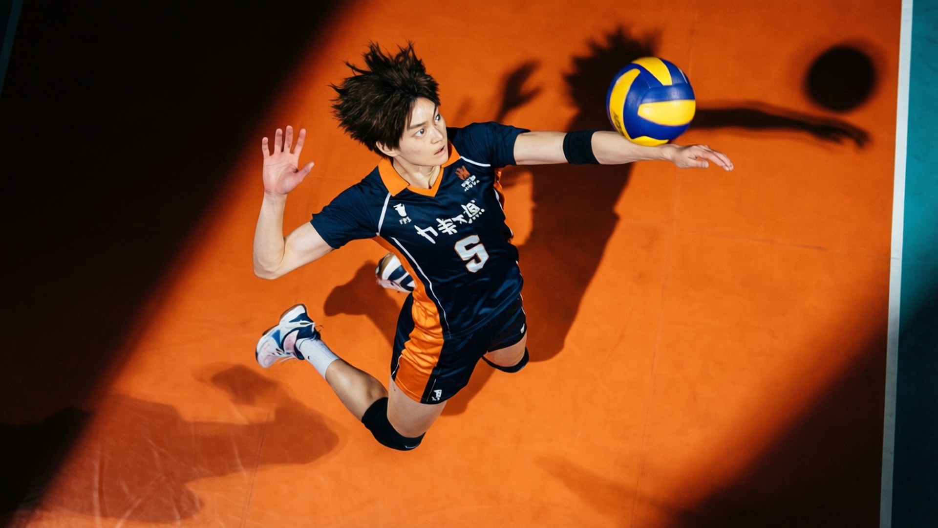 Aerial Setter 壁紙 — 一名身穿深藍色和橙色球衣的女排球員在橙色場地上動態跳起扣殺一個黃藍色的球。