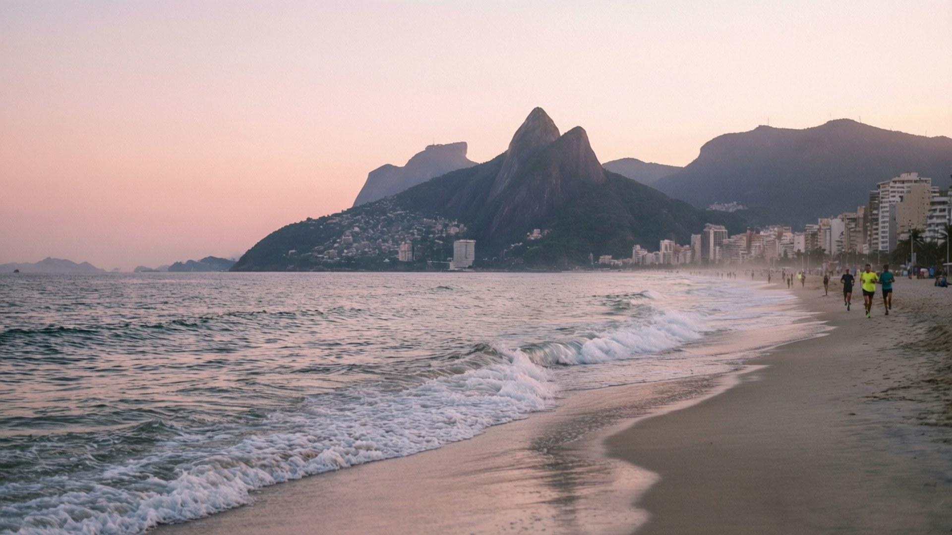 Ipanema Beach Sunrise Serenity 壁紙 — 粉紅色的夕陽沐浴著糖麵包山和科帕卡巴納海灘，慢跑者沿著海岸線奔跑。
