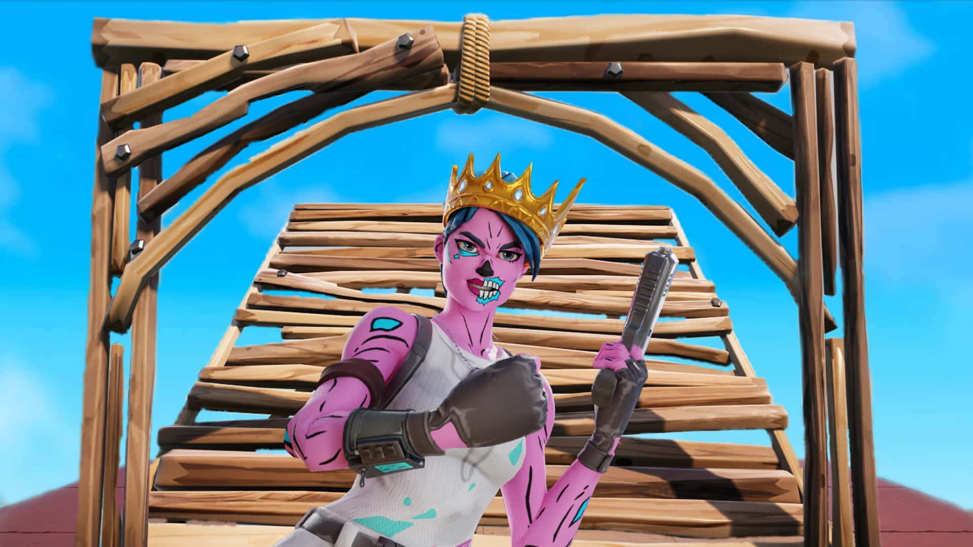  壁紙 — 一個粉紅色皮膚的Fortnite角色，骷髏臉戴著金色皇冠，在明亮的藍天下挑釁地站在木製坡道上。