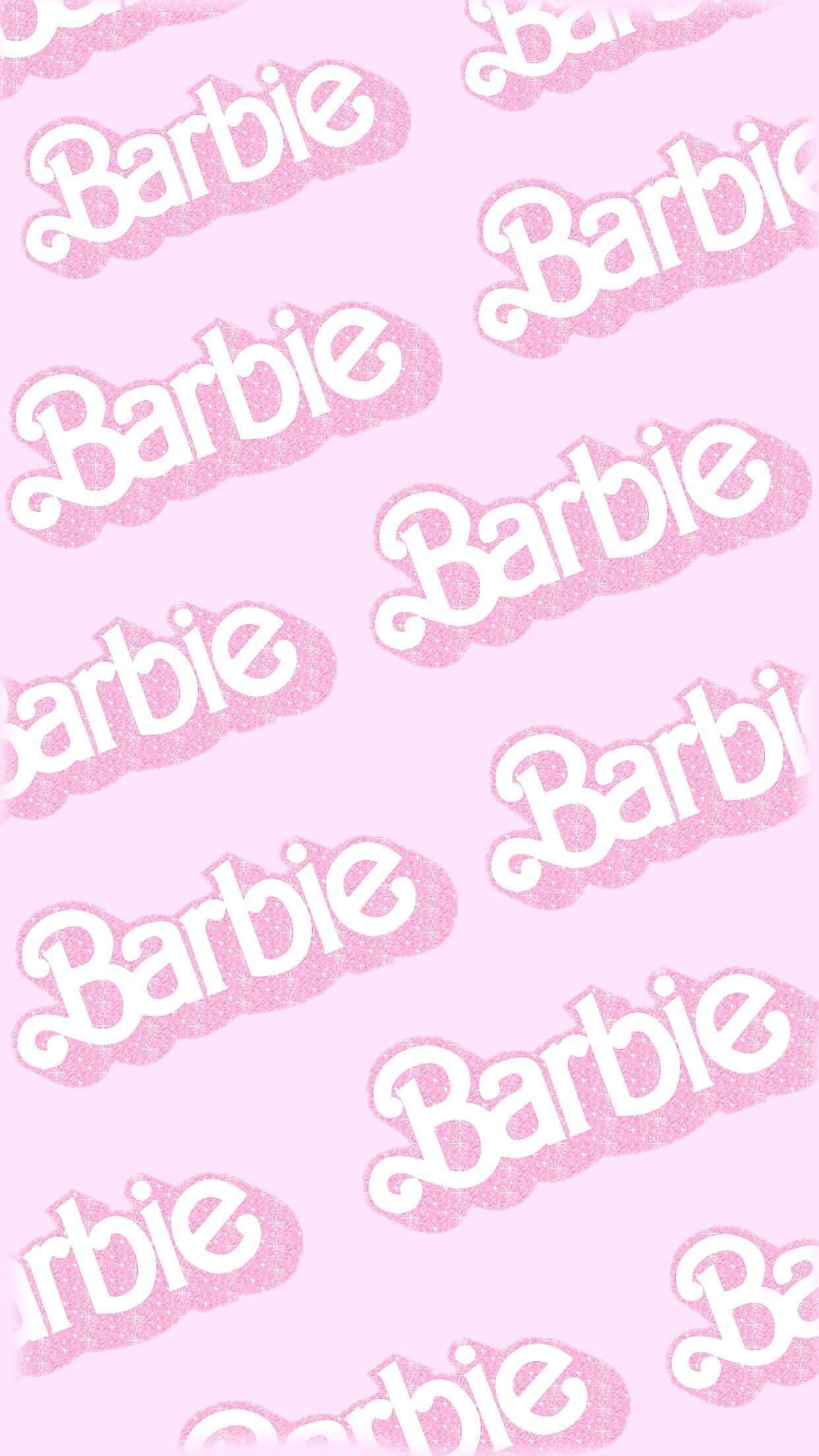 Glitter Barbie Aesthetic 桌布 壁紙 — 粉紅色閃亮的 'Barbie' 標誌在柔和的粉紅色背景上對角重複。