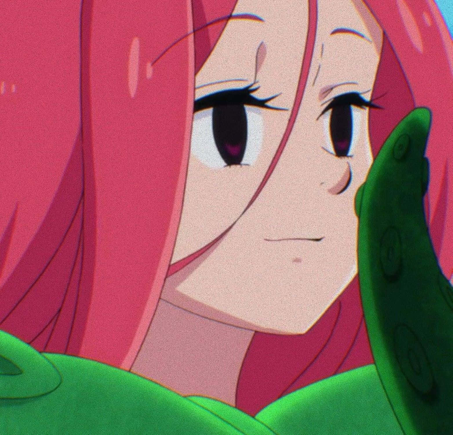  壁紙 — 粉紅色頭髮的動漫女孩從綠色觸手後方窺視，帶著一絲微笑的特寫。