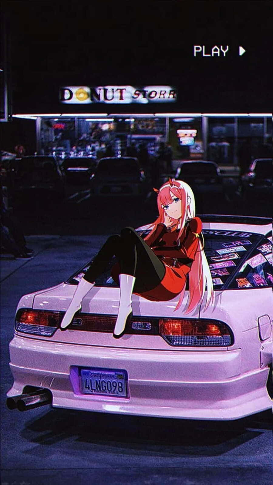  壁紙 — 粉紅色頭髮的動漫女孩在甜甜圈店附近的霓虹燈夜街上，靠在一輛白色汽車的引擎蓋上。