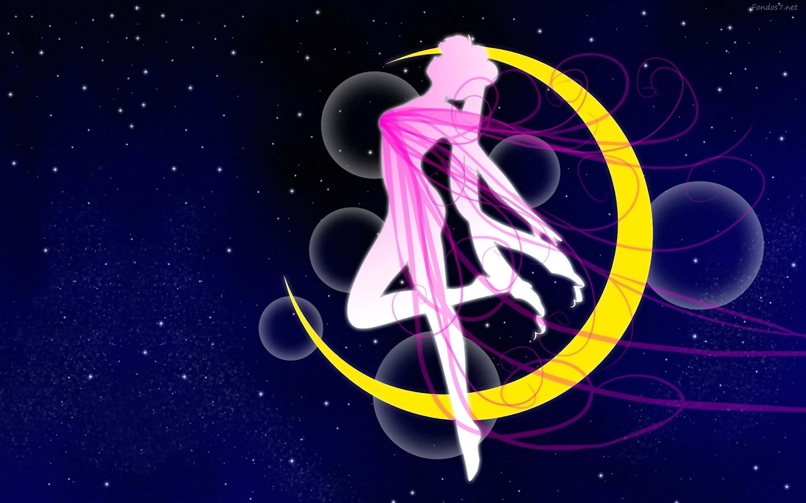 Sailor Pluto 桌布 壁紙 — 一位粉紅色頭髮的動漫女孩穿著飄逸的連衣裙，優雅地站在新月上，背景是繁星點點的夜空，有旋轉的紫色線條和漂浮的球體。