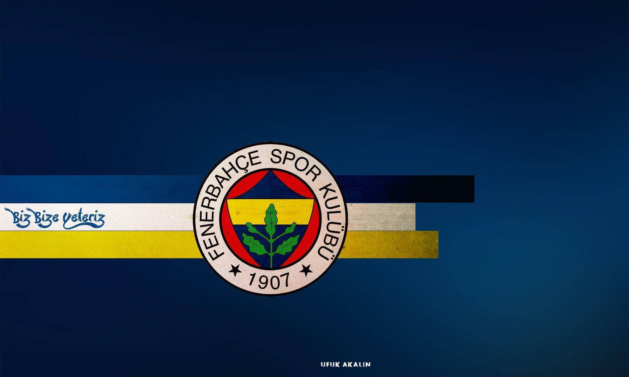 Fenerbahce 桌布 壁紙 — Fenerbahçe Spor Kulübü 標誌居中於帶有水平條紋和球隊口號的藍色背景上。
