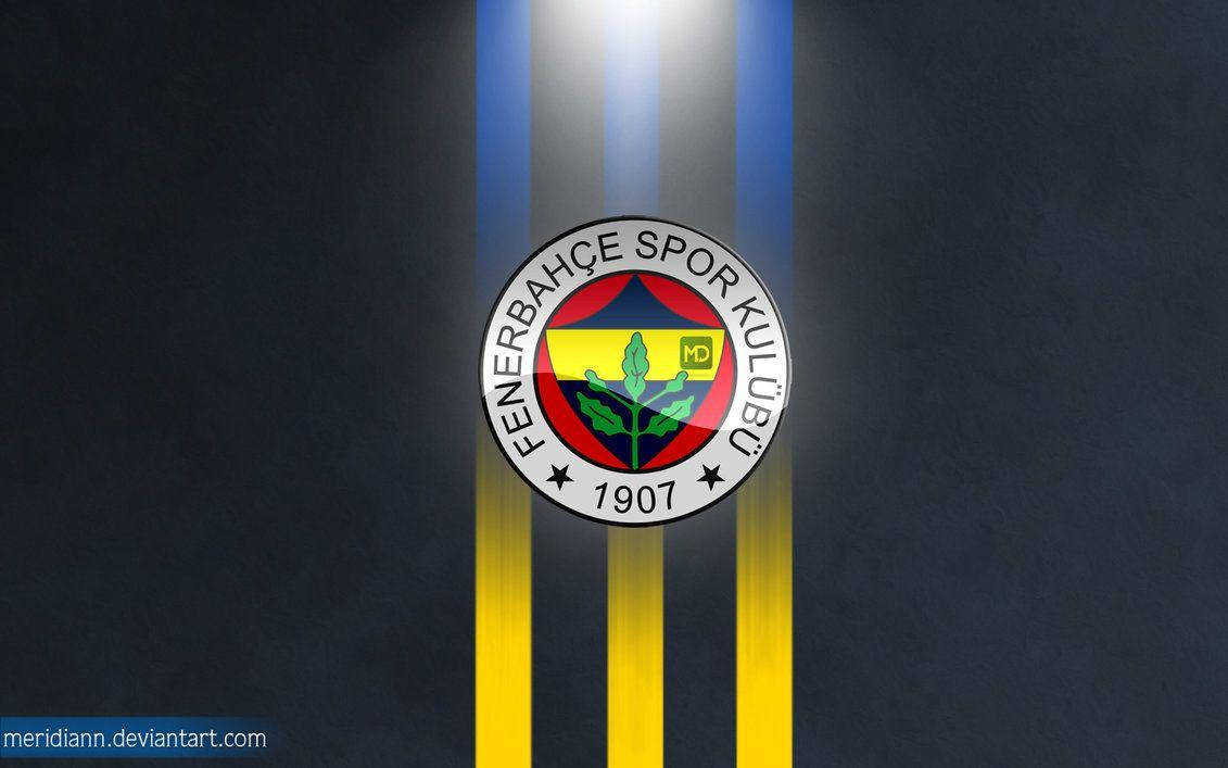 Fenerbahce 桌布 壁紙 — Fenerbahçe Spor Kulübü 標誌居中於深色背景上，帶有垂直的黃色和藍色光條。
