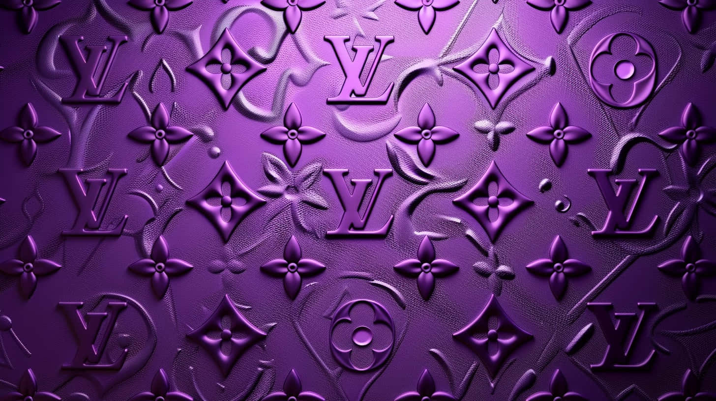  壁紙 — 一款豐富的紫色紋理壁紙，帶有重複圖案中浮雕的 Louis Vuitton 字母組合和花卉圖案。