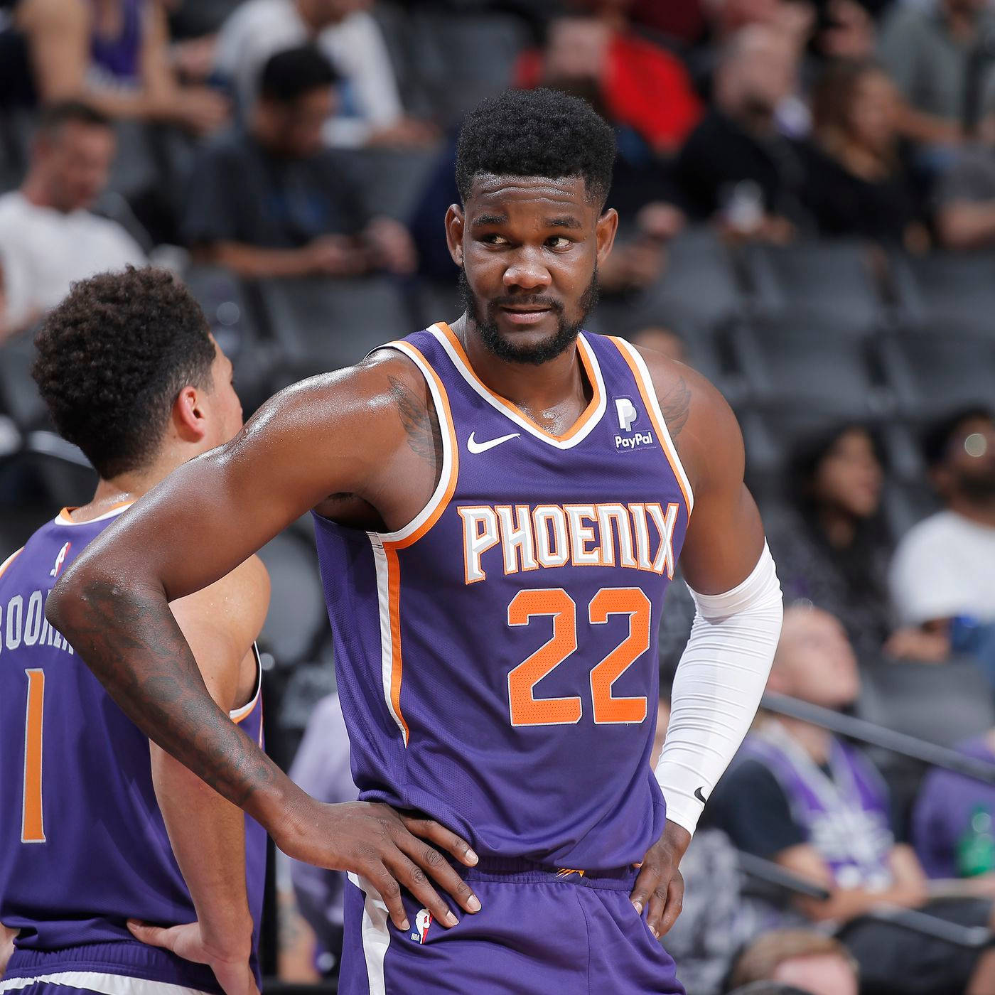 鳳凰城太陽隊籃球運動員22號在比賽中站在球場上 — NBA 壁紙