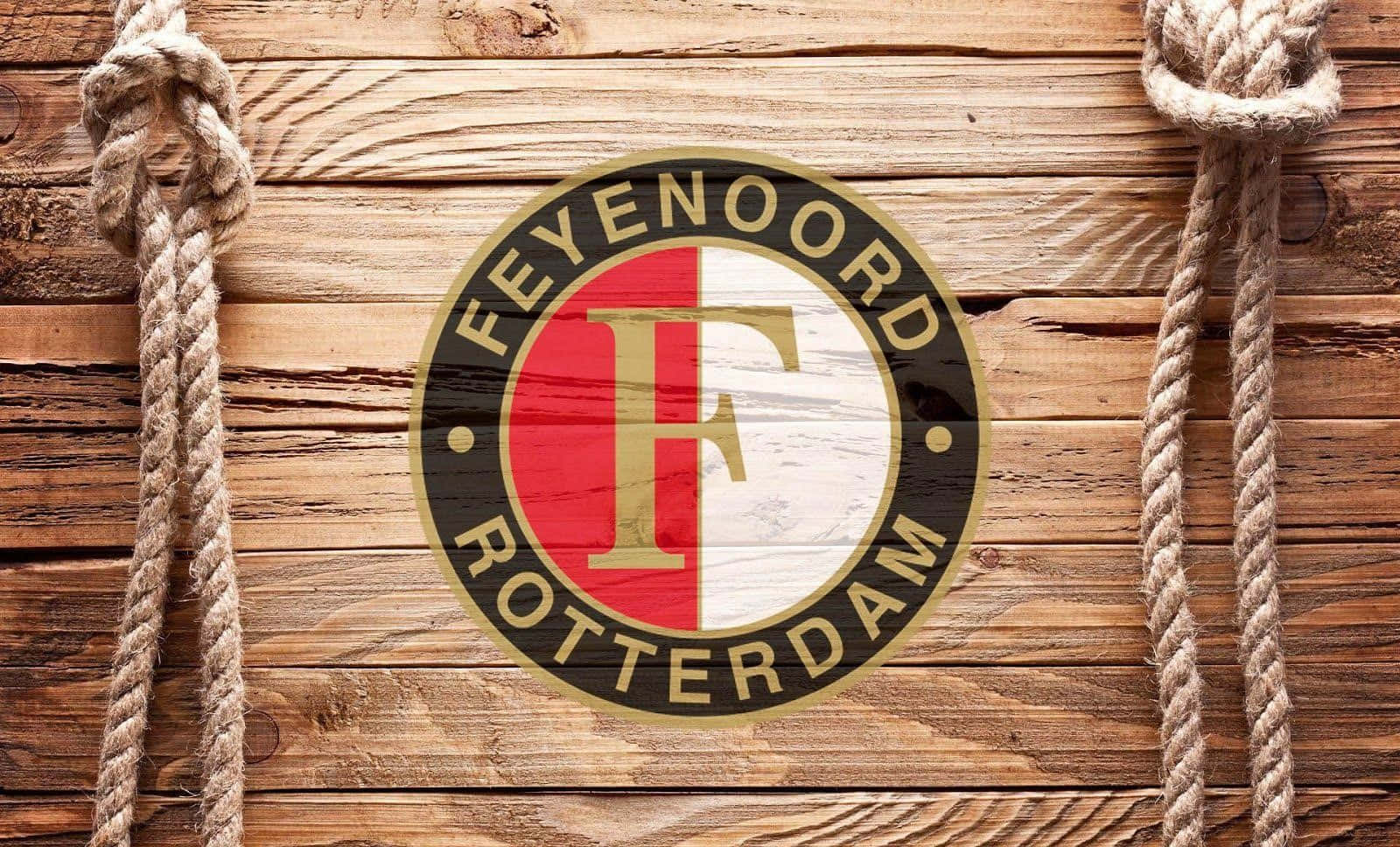 Feyenoord 桌布 壁紙 — Feyenoord Rotterdam 標誌以紅、白、金色呈現於經風化的木板上，兩側有粗繩索。