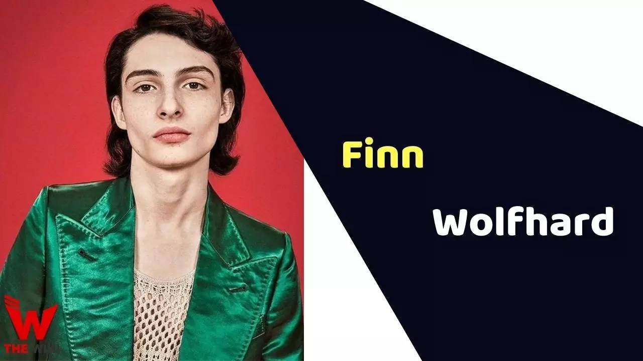 finn wolfhard 桌布 壁紙 — Finn Wolfhard 穿著綠色天鵝絨外套，在鮮紅色和深藍色幾何背景前，顯示他的名字的肖像。