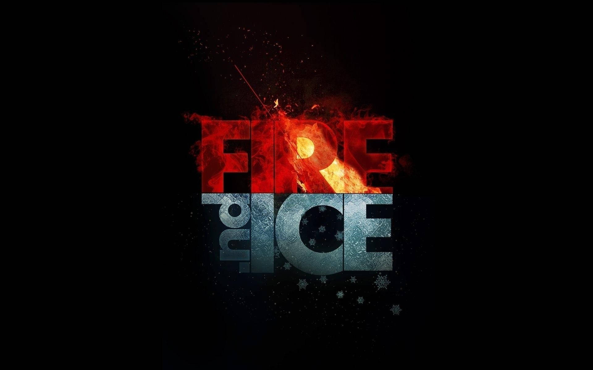 Fire And Ice 桌布 壁紙 — 「FIRE」和「ICE」兩個字戲劇性地碰撞，上半部分被火焰吞噬，下半部分由冰晶形成，背景為黑色。