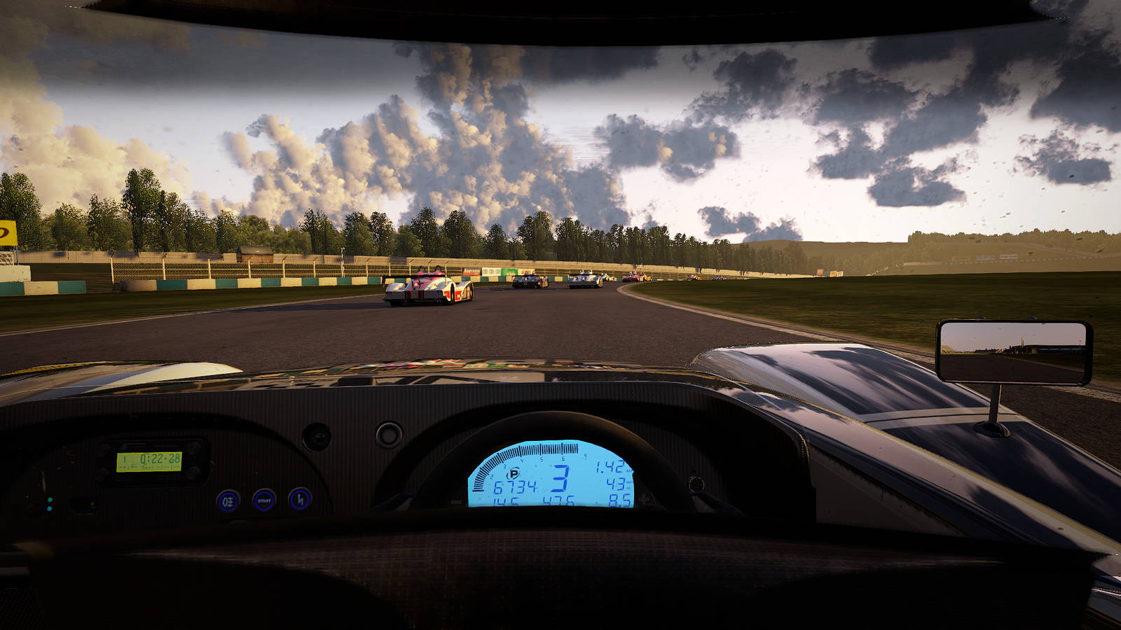日落時分賽車儀表板視角，賽道上有其他賽車。 — Project Cars 2 壁紙