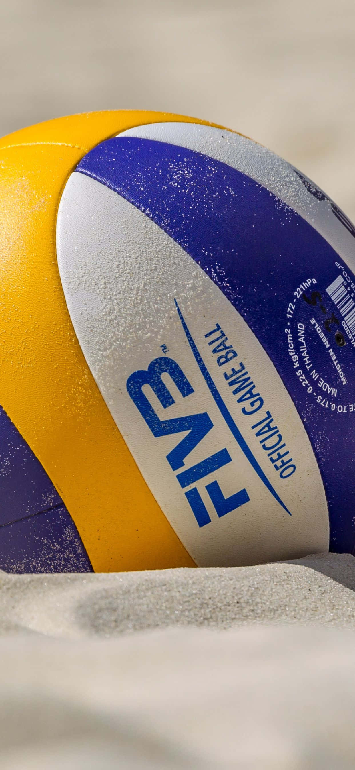 iPhone Xs Max Volleyball 桌布 壁紙 — FIVB官方排球特寫，放置在細沙中，沙粒紋理清晰可見。