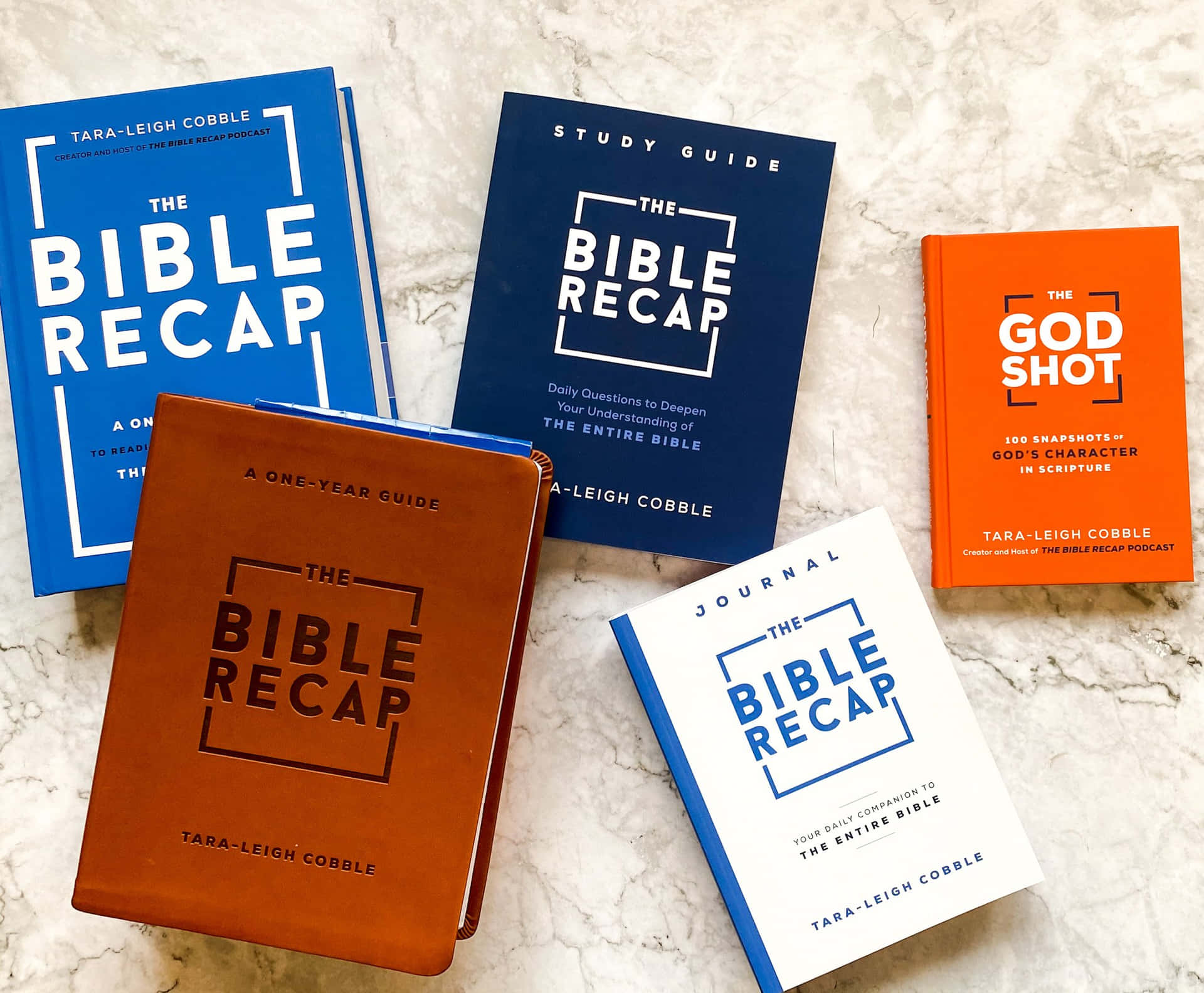 聖經 桌布 壁紙 — Tara-Leigh Cobble 的五本色彩繽紛的聖經研讀書籍排列在大理石表面上。