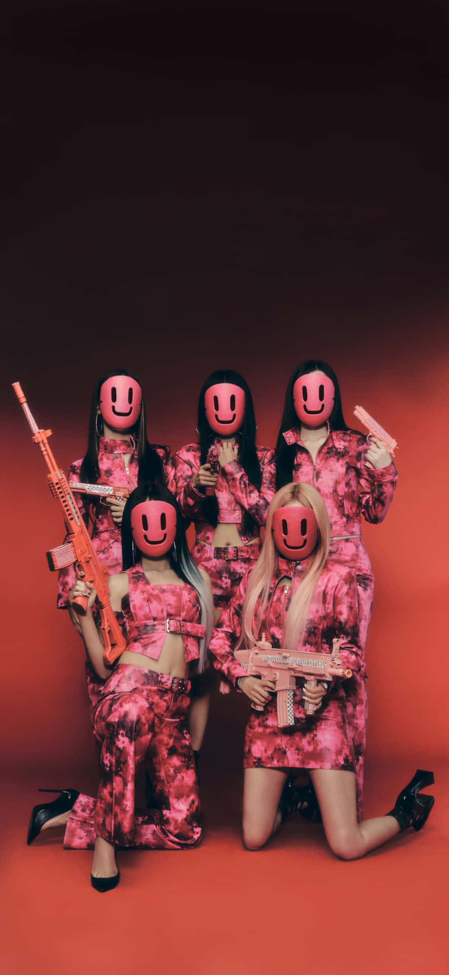  壁紙 — 五個身穿粉紅色迷彩服、戴著笑臉面具的人物，在紅色漸變背景前拿著玩具槍擺姿勢。