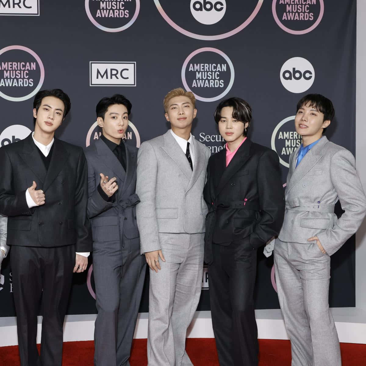 五位身穿西裝的男士在美國音樂獎的紅地毯上擺姿勢。 — Bts 壁紙