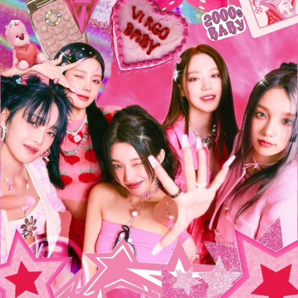  壁紙 — 五位年輕女性穿著充滿活力的粉紅色2000年代主題服裝，在帶有心形和星星的閃亮粉紅色背景前俏皮地擺姿勢。