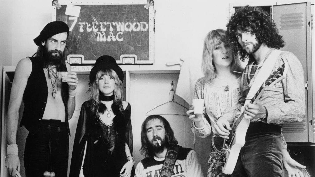 黑白 桌布 壁紙 — Fleetwood Mac 樂團成員在後台更衣室中隨意擺姿勢，身後有一塊黑板標誌。