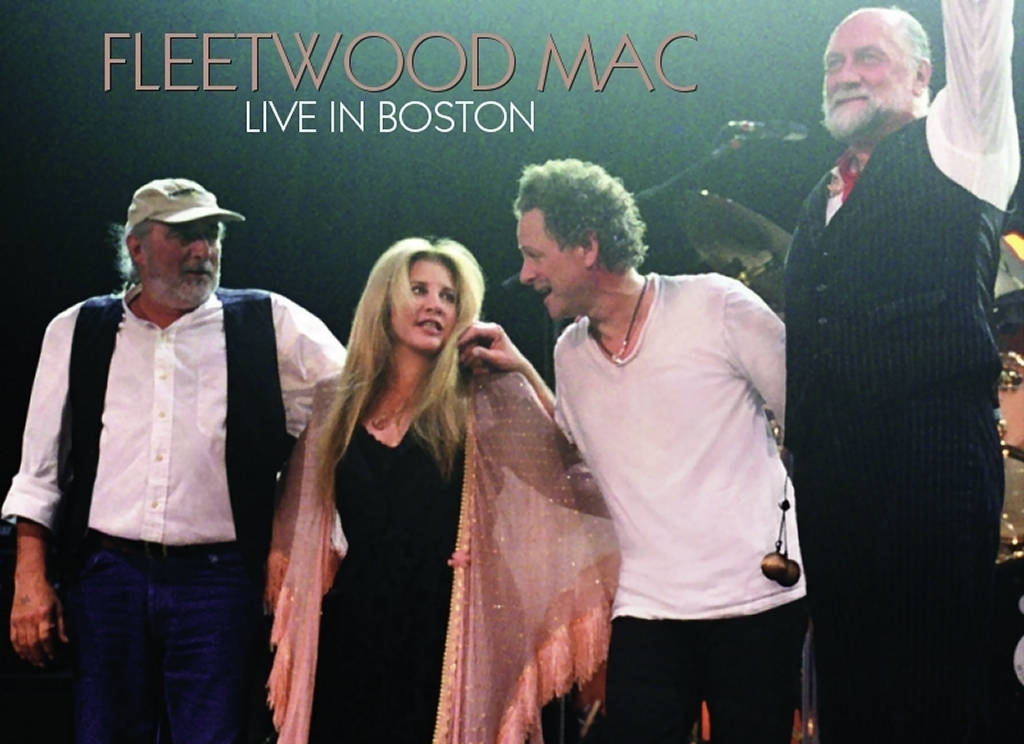 band 桌布 壁紙 — Fleetwood Mac 樂團成員在波士頓的一場現場音樂會中，在明亮的舞台燈光下分享了一個歡樂的時刻。
