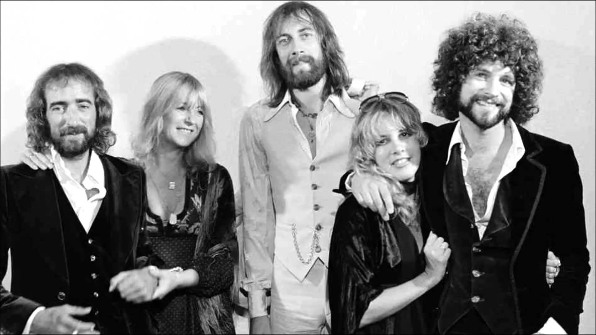 黑白 桌布 壁紙 — Fleetwood Mac 樂隊的五位成員以1970年代的時尚和自信表情，在經典黑白工作室肖像中一起擺姿勢。