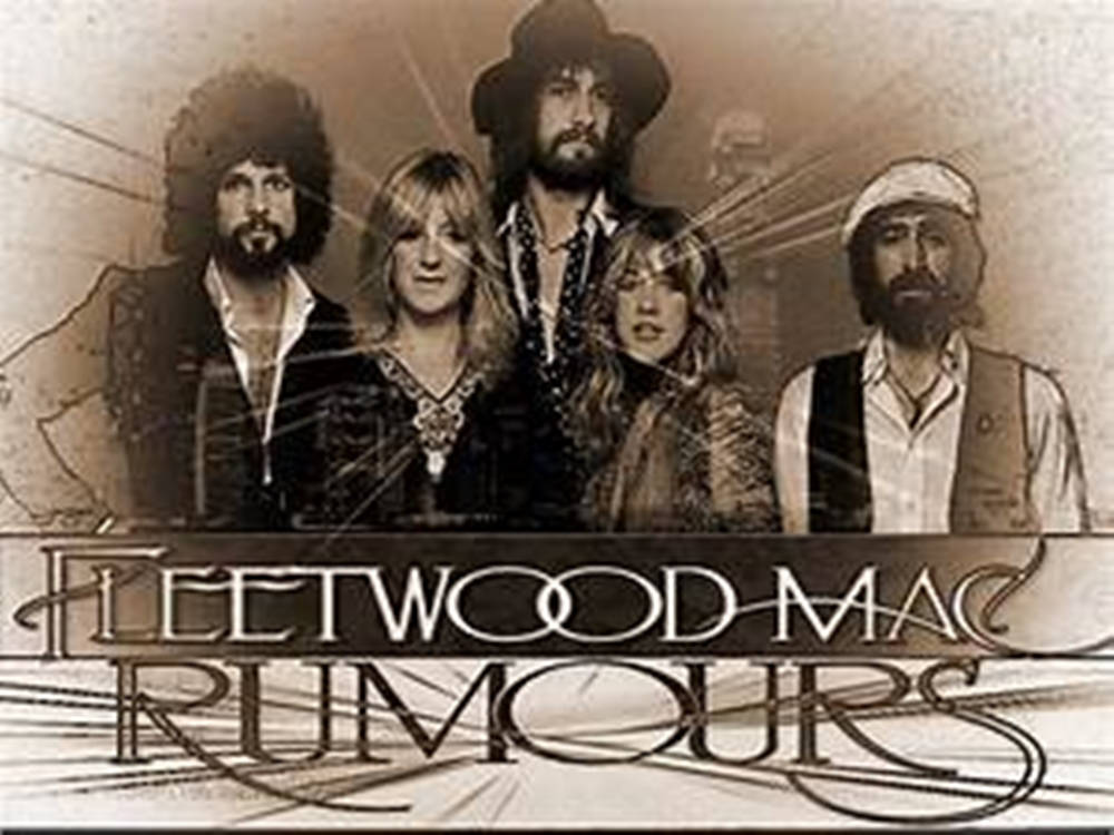 band 桌布 壁紙 — Fleetwood Mac 的復古懷舊褐色調專輯封面，樂隊成員在帶有紋理的背景前擺姿勢，背景有放射狀光線。