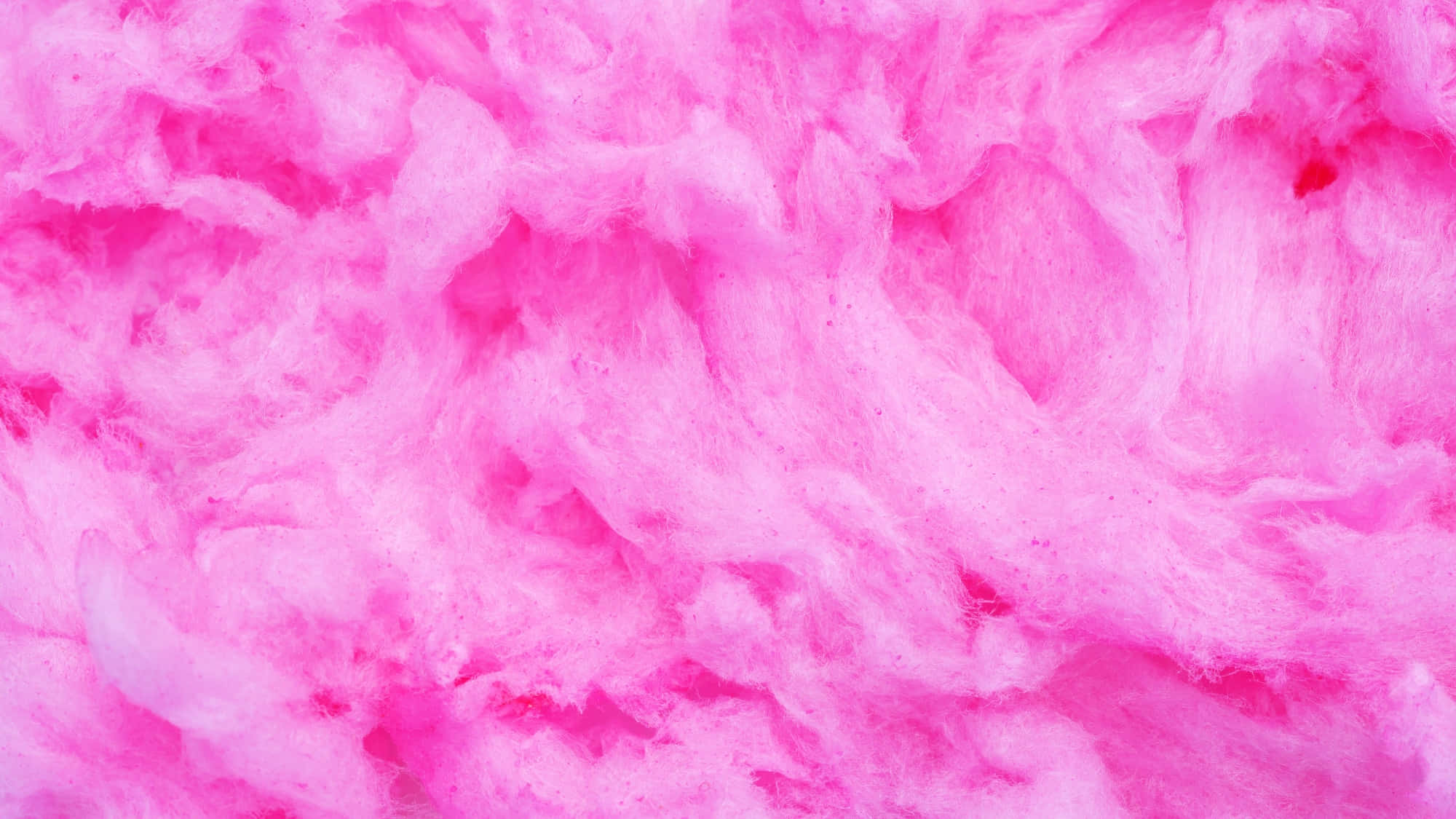 Pink Cotton Candy 桌布 壁紙 —  fluffy 亮粉紅色棉花糖的特寫，帶有柔軟的細絲和微妙的顏色變化。