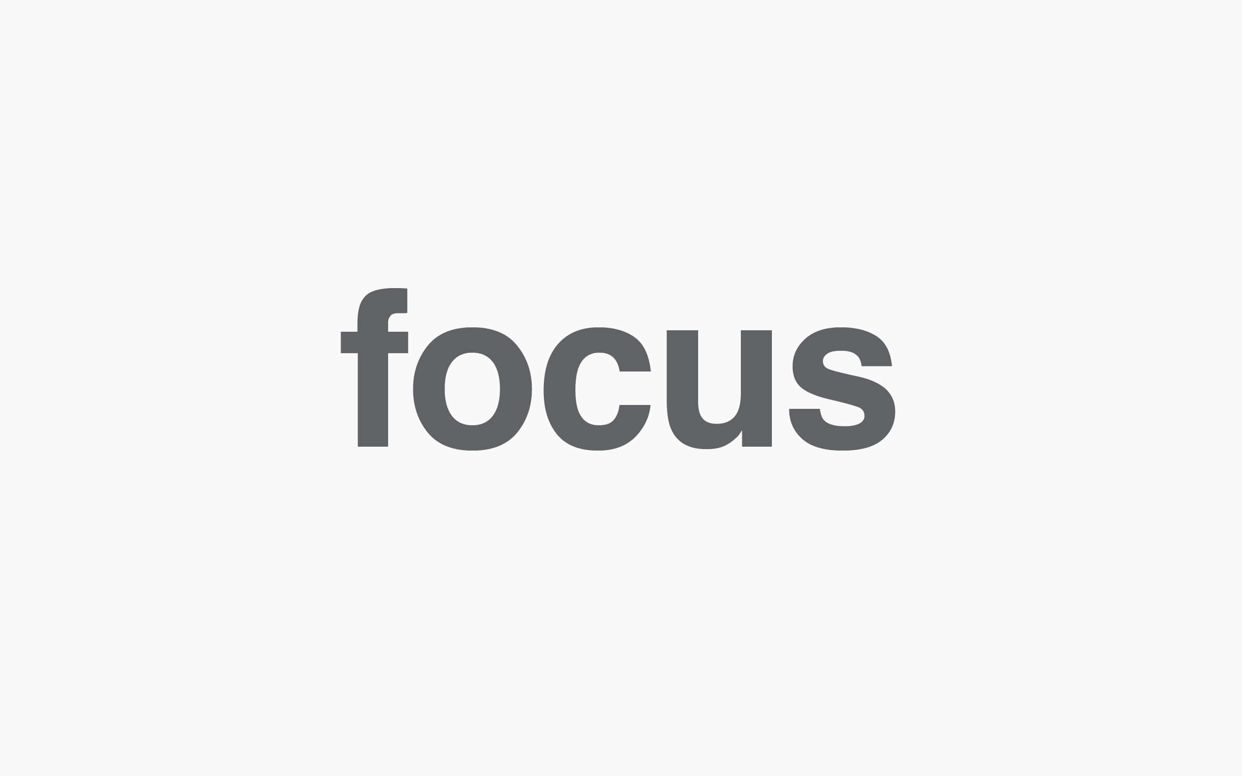 Focus 桌布 壁紙 — 「focus」這個詞以粗體灰色字母居中顯示在純淺灰色背景上。