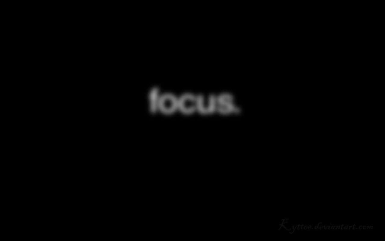 Focus 桌布 壁紙 — 「focus」這個詞在純黑色背景上模糊地居中顯示。