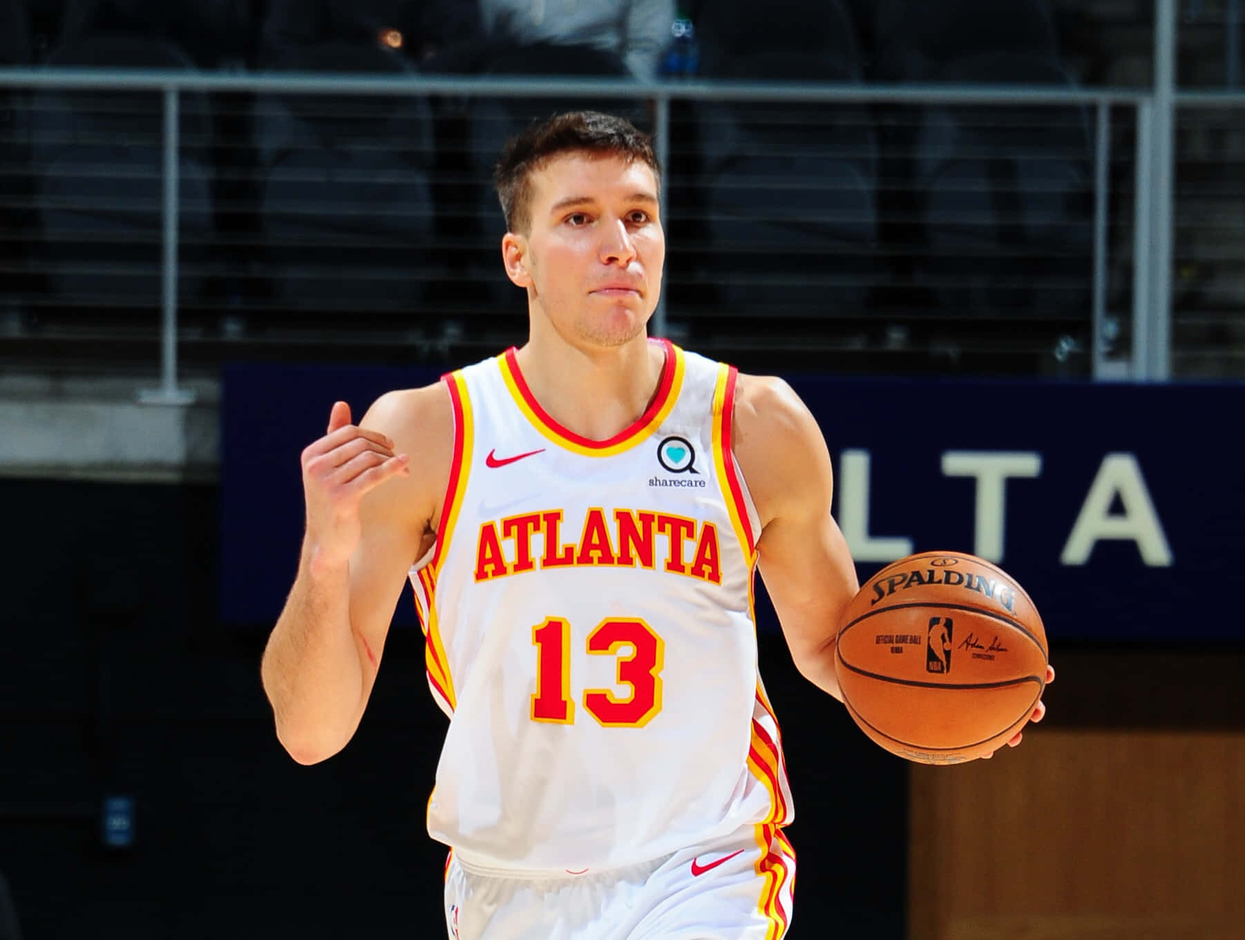 亞特蘭大老鷹隊籃球運動員在比賽中運球。 — NBA 壁紙