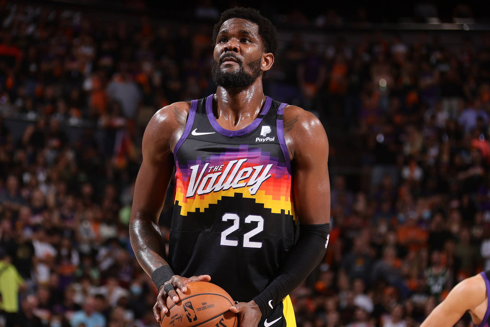 職業籃球運動員在明亮的體育館燈光下比賽時拿著球。 — NBA 壁紙