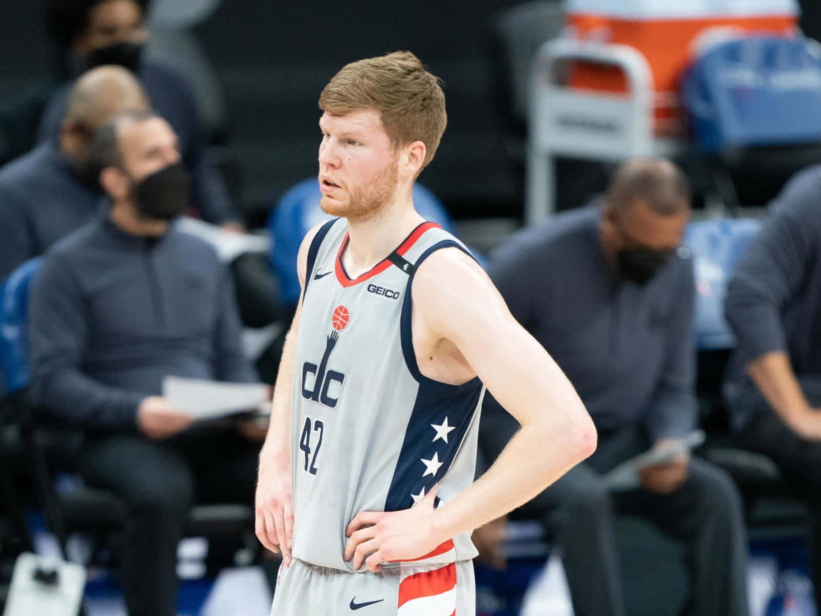 身穿DC球衣的籃球運動員在球場上雙手叉腰站立。 — NBA 壁紙