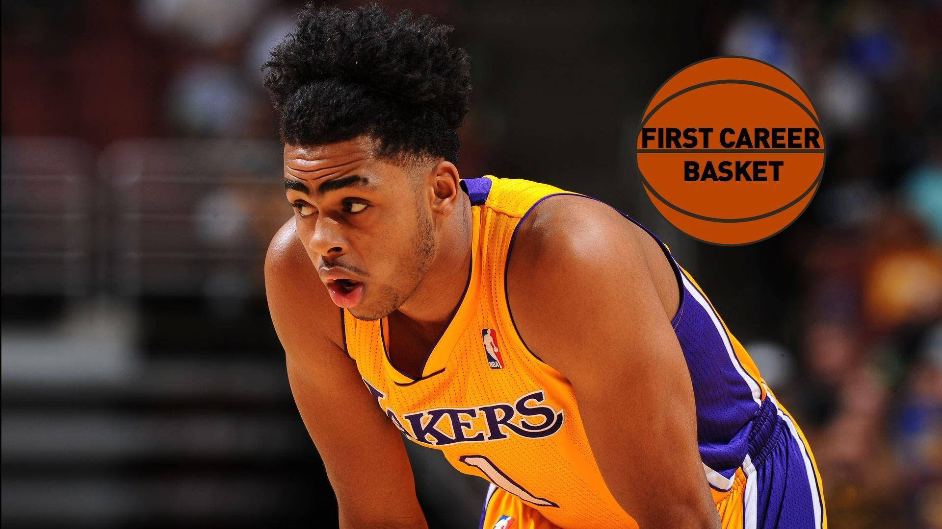 身穿湖人隊服的籃球運動員慶祝職業生涯首球。 — NBA 壁紙