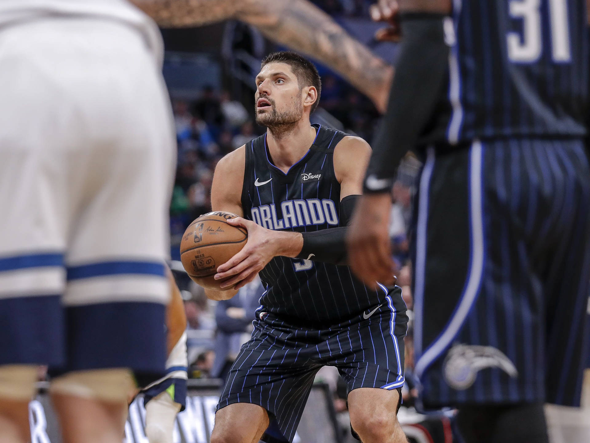 身穿奧蘭多魔術隊球衣的籃球運動員在比賽中運球。 — NBA 壁紙