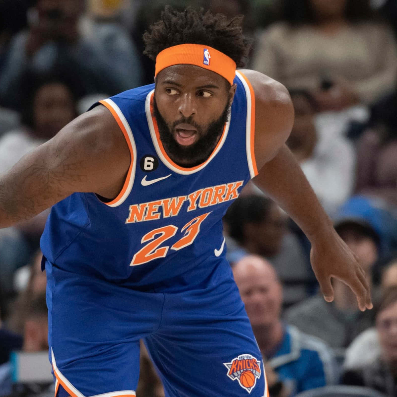 身穿藍色球衣的紐約尼克籃球運動員在比賽中運球。 — NBA 壁紙