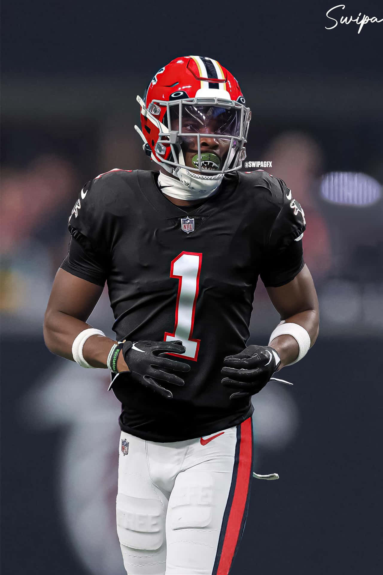  壁紙 — 一位專注的NFL美式足球員身穿黑色球衣，號碼一號，在明亮的燈光下於模糊的球場上奔跑。