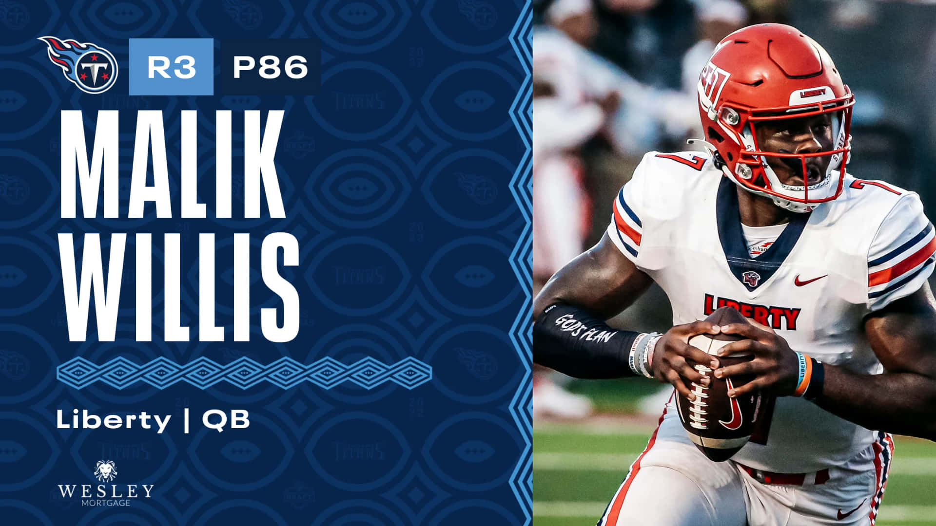  壁紙 — 美式足球四分衛Malik Willis戴著紅色頭盔、身穿白色球衣，在充滿活力的綠色球場上比賽中緊握著球。