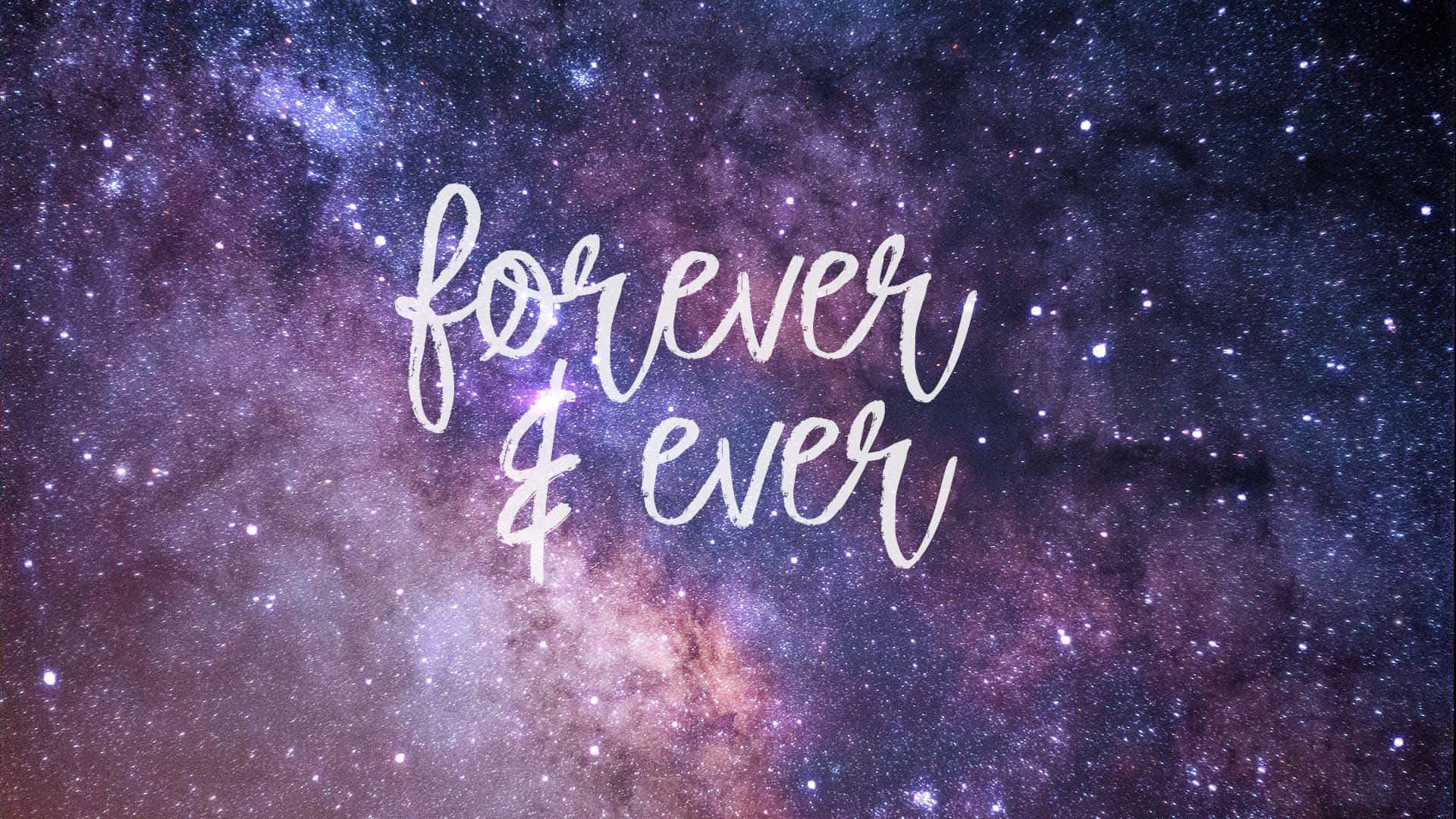 銀河 桌布 壁紙 — 「forever & ever」這個短語在紫色和藍色星雲以及閃爍星星的充滿活力的宇宙背景下，以優雅的白色字體發光。