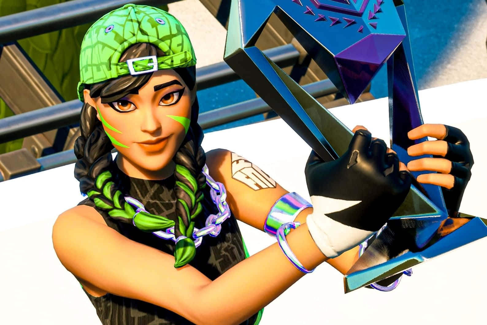  壁紙 — 一個Fortnite角色，擁有綠色辮子和帽子，在明亮的戶外背景下自豪地舉起一個發光的藍色獎盃。