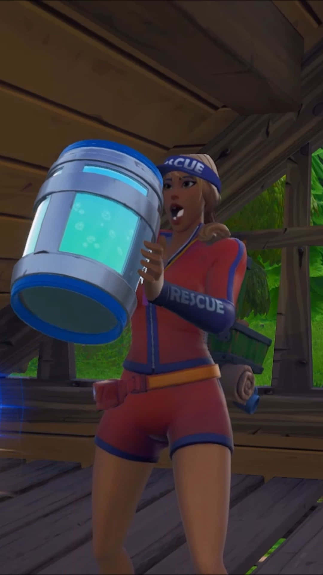  壁紙 — 一個穿著紅色裝備的Fortnite救援角色在木屋內拿著一個發光的藍色水桶，外面有綠色樹葉。