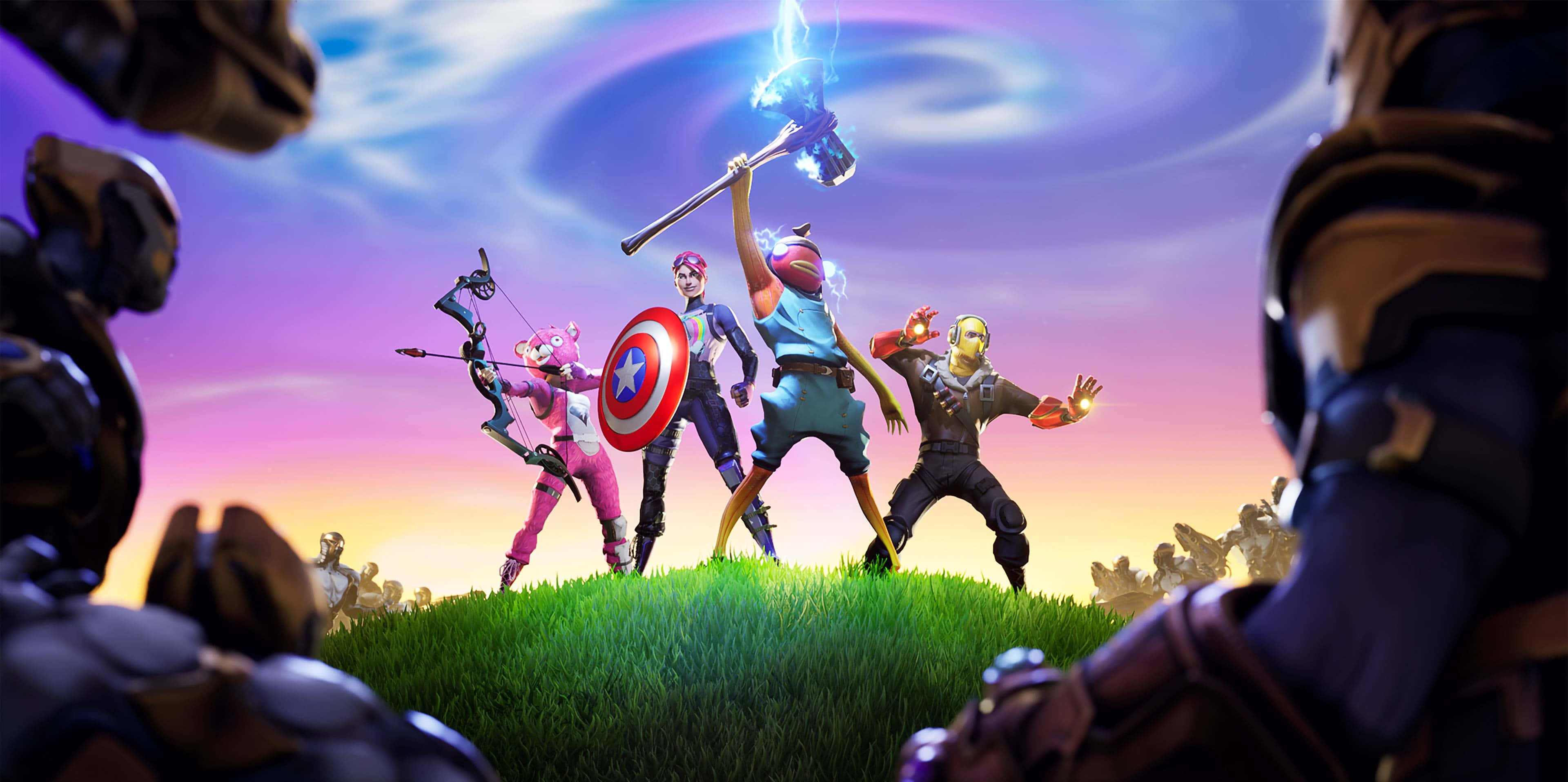 character 桌布 壁紙 — Fortnite 角色英雄式地站在長滿草的山丘上，背景是旋轉的紫色日落天空。