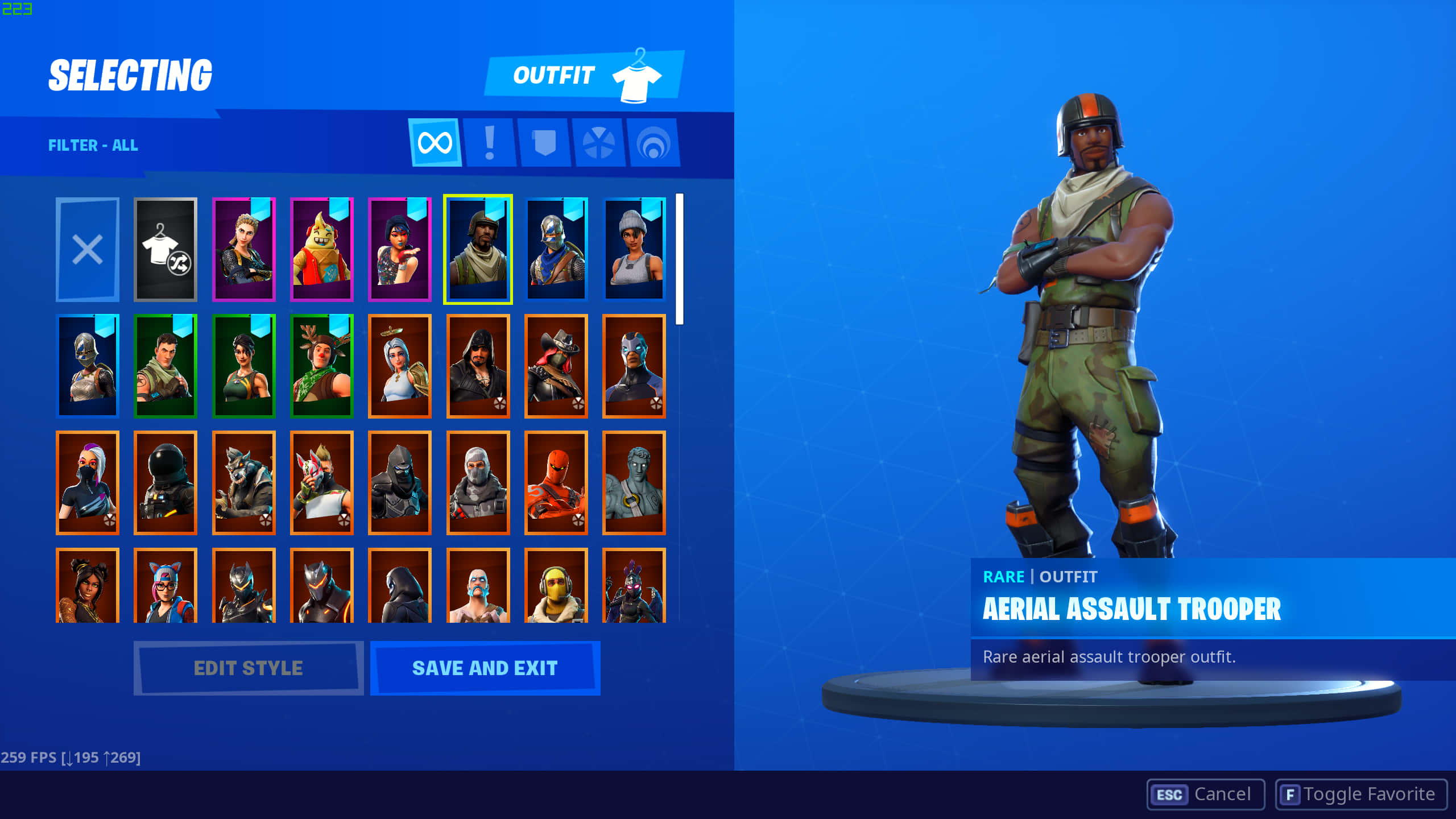Aerial Assault Trooper 桌布 壁紙 — Fortnite 角色選擇畫面，顯示稀有的空中突擊兵服裝，以及一個包含其他可用服裝的網格。