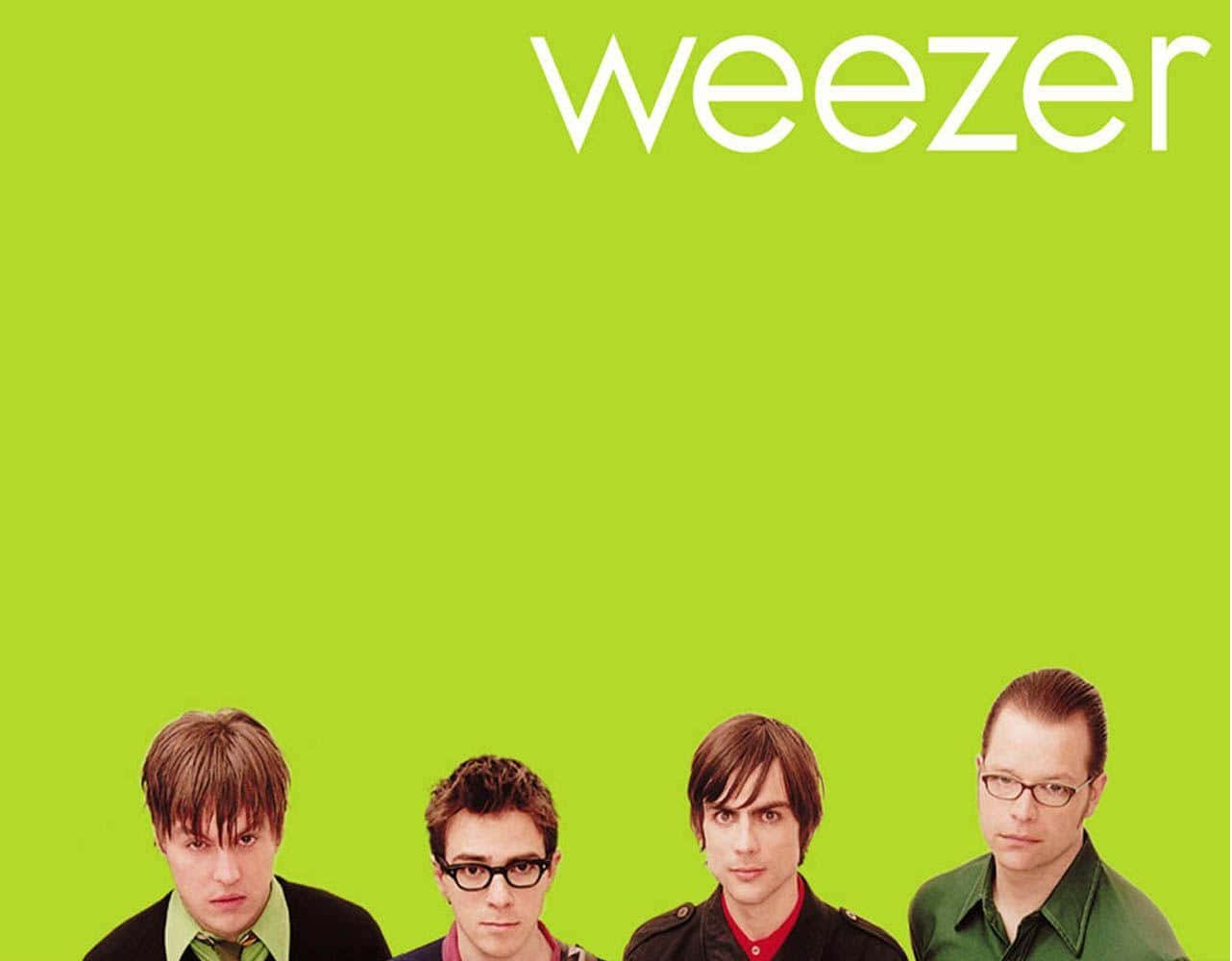  壁紙 — 四位樂團成員在明亮的萊姆綠色背景上直視觀眾，上方有 'Weezer' 文字。