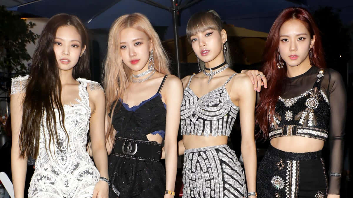 四位時尚的K-pop明星身穿閃亮晚裝一起擺姿勢。 — Blackpink 壁紙
