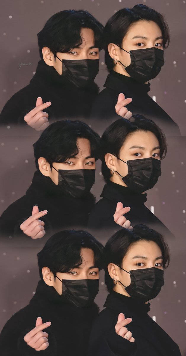 四個相同的蒙面男子肖像，穿著黑色高領衫用手指比槍姿勢。 — Jungkook 壁紙