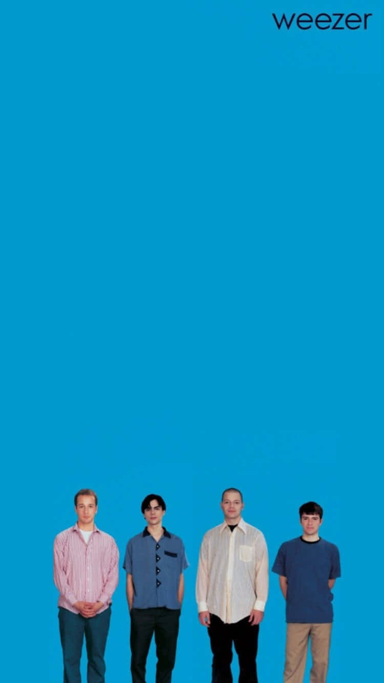  壁紙 — 四位身穿休閒襯衫的男士站在純亮藍色背景前，右上角有「weezer」字樣。