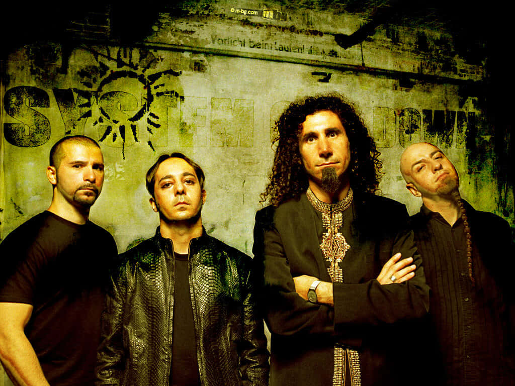  壁紙 — 四個表情強烈的男人站在一面塗鴉牆前，牆上畫著「SYSTEM OF A DOWN」。